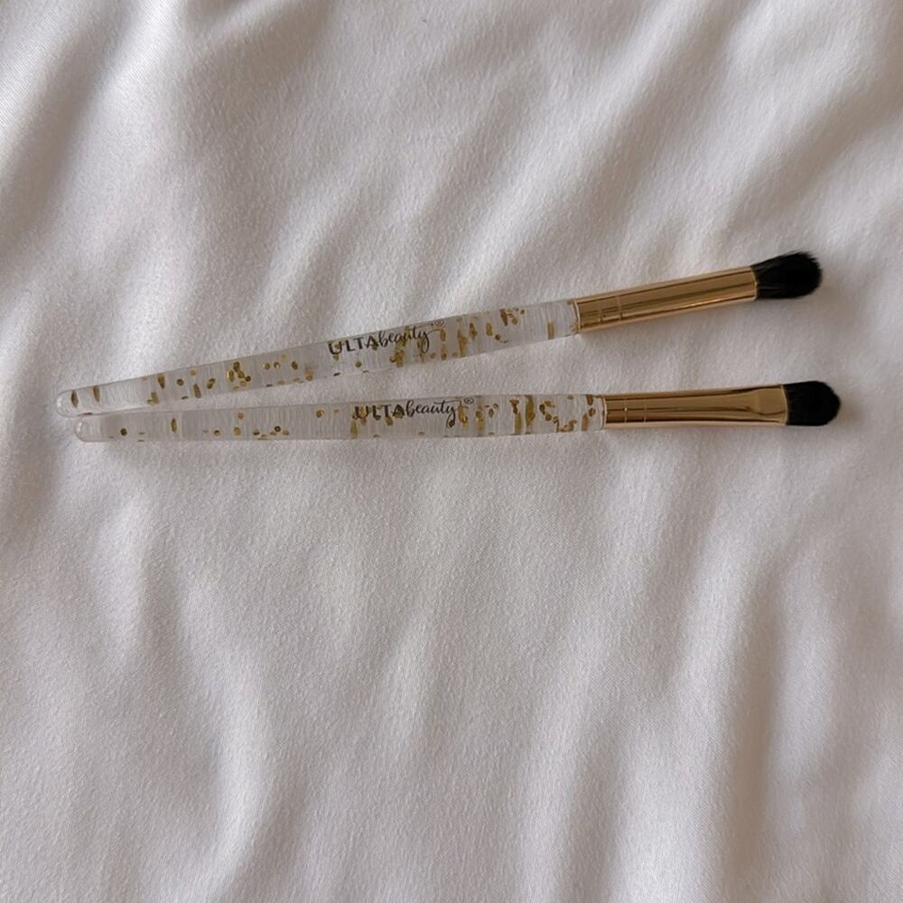 Ulta beauty travel size of brushes all over and blending brush